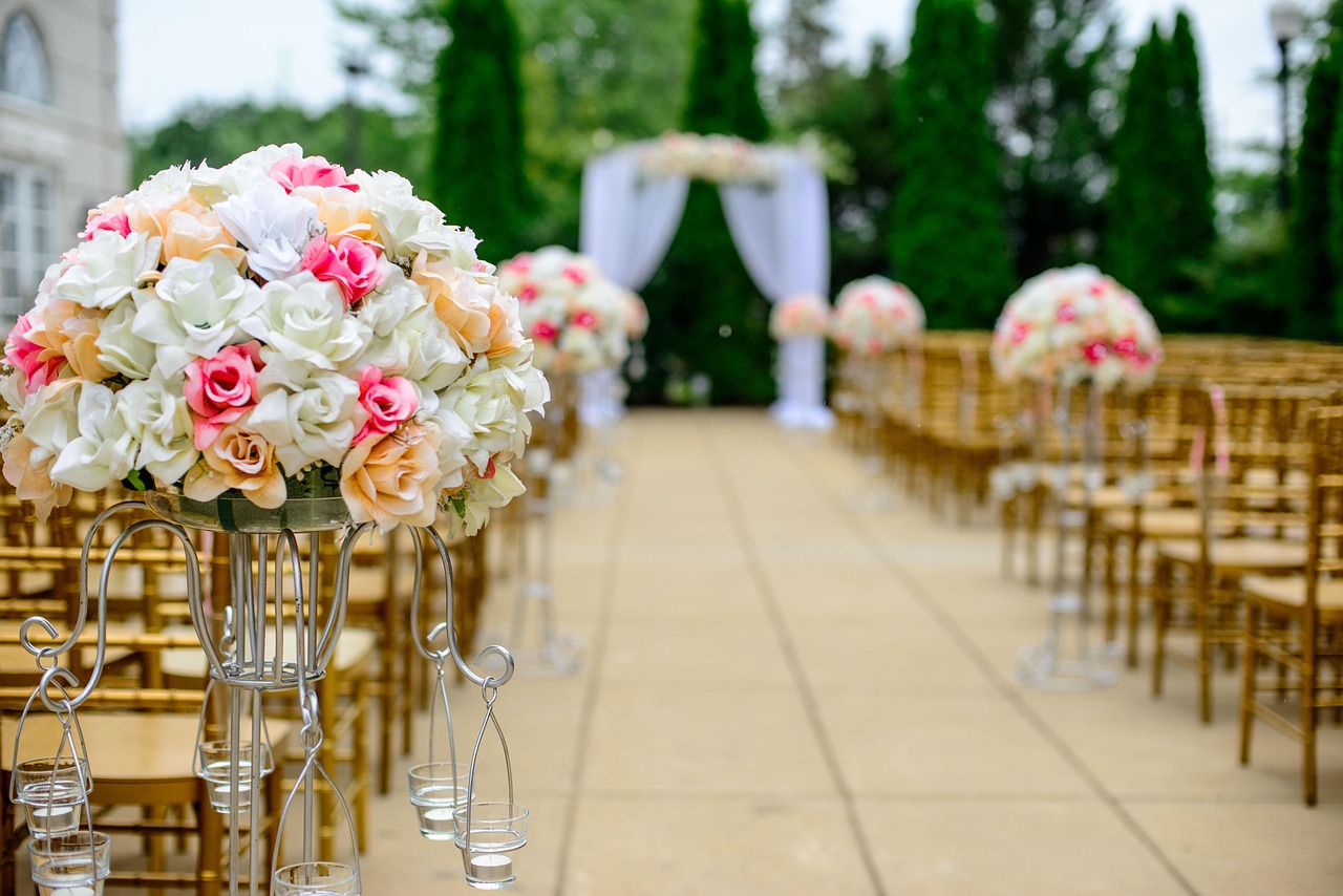 Hochzeitsdekoration mit Trauarch und Blumen