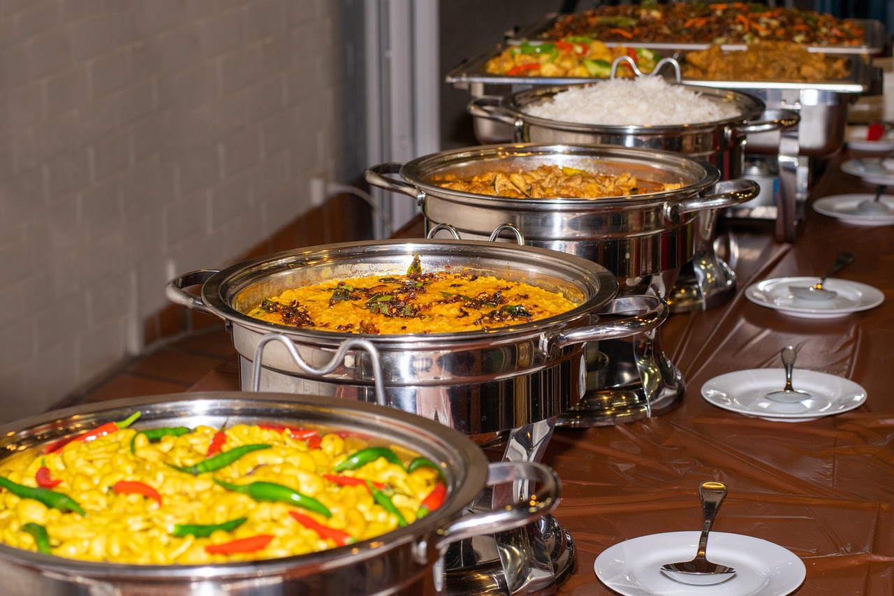 Buffet mit Chafing Dishes und Vorspeisen